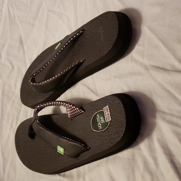 Sanuk | Shoes | Sanuk Flip Flops Made Out Of Yoga Mat Material Black Womens  Size 885 | Poshmark